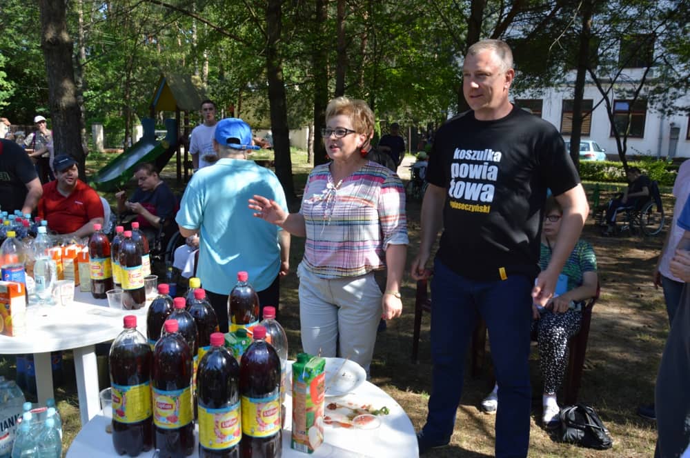 Goście-wolontariusze z Firmy Pfizer z Warszawy w Domu Pomocy Społecznej w Konstancinie